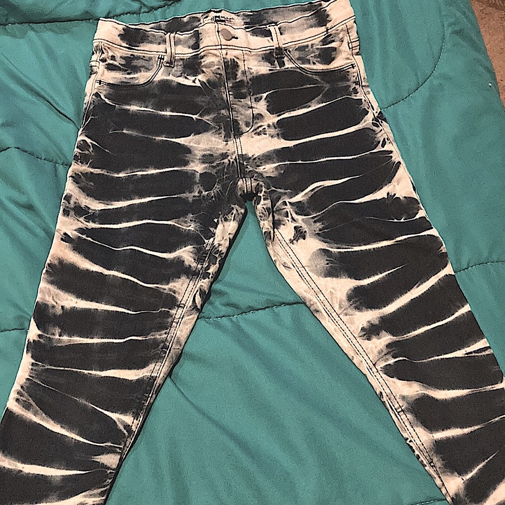 I’m selling a pair of blue striped jegging.